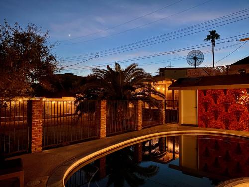 Newer Ranch with Pool and Hot Tub near the Strip and Freemont street.