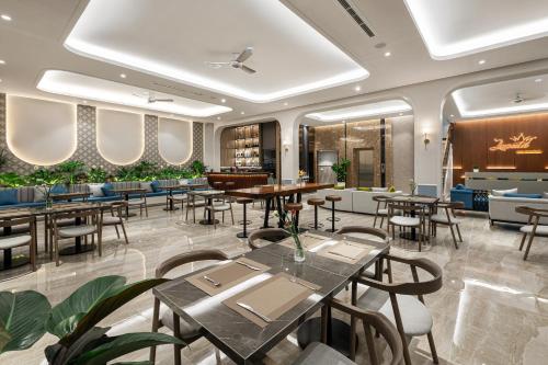 Laputa Hotel Phu Quoc tesisinde bir restoran veya yemek mekanı