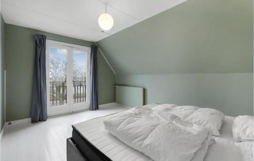 um quarto com uma cama grande e uma janela em Beautiful Home In Nex With Wifi em Neksø