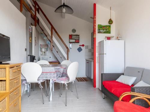 Photo de la galerie de l'établissement Maison T2 avec Mezzanine à Biscarrosse Plage, Terrasse et Barbecue - FR-1-521-82, à Biscarrosse-Plage