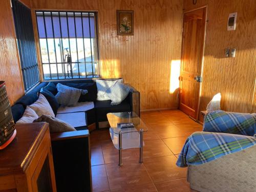 sala de estar con sofá y mesa en CABAÑA RURAL PICHIDANGUI, en Pichidangui