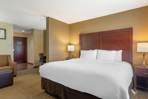 a large white bed in a hotel room at Comfort Suites Locust Grove Atlanta South in Locust Grove