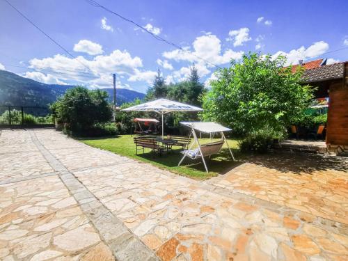 une terrasse avec une table et un parasol dans l'établissement Апартаменти Dream, à Sarnitsa