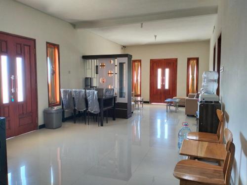 Bromo Seruni Astungkara Homestay في بروبولينغو: غرفة معيشة مع مطبخ وغرفة طعام