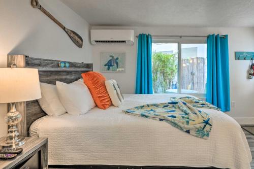 1 dormitorio con 1 cama con cortinas azules y ventana en Cozy Siesta Key Dream Inn Rental Less Than half Mi to Beach, en Siesta Key
