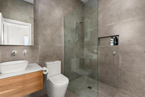 Un baño con ducha, inodoro y lavabo. en Driftwood on Smythe, en Portarlington