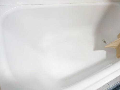 - białą wannę w łazience w obiekcie Апартаменты Жаяу Мусы 7А w mieście Pawłodar