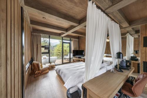Postel nebo postele na pokoji v ubytování Deer Chaser Hotel