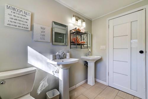 een badkamer met een wastafel, een toilet en een spiegel bij Grand Home with Game Room - 16 Mi to Kalahari! in Gouldsboro