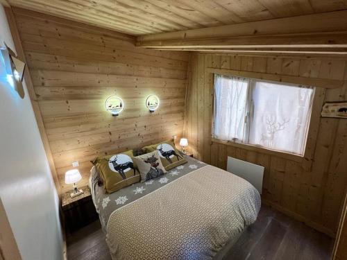 Posteľ alebo postele v izbe v ubytovaní Joli chalet au calme avec poêle à bois, 4 chambres et cuisine équipée - FR-1-593-84