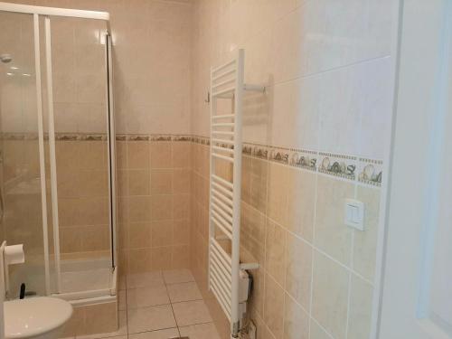 une salle de bain avec une douche, des toilettes et un lavabo dans l'établissement Appartement cosy avec balcon, proche centre et plages, parking inclus - FR-1-239-896, à Capbreton