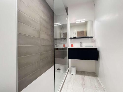 une salle de bain avec une douche en verre et un lavabo dans l'établissement Appartement rénové à Bénodet, plage à 100m, terrasse, parking, proche thalasso et restaurants - FR-1-481-136, à Bénodet