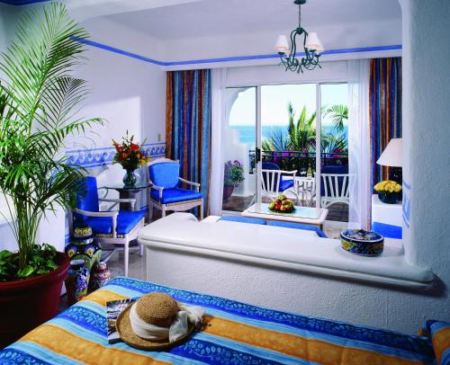 1 dormitorio con 1 cama con sombrero en Pueblo Bonito Los Cabos Blanco Beach Resort - All Inclusive, en Cabo San Lucas