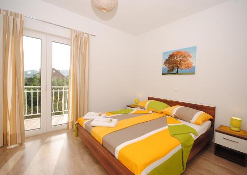 una camera con un letto e una grande finestra di Red Sunset Apartments a Kaštela (Castelli)