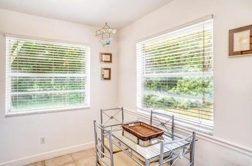 Gambar di galeri bagi Baywatch Cabin home di Captiva