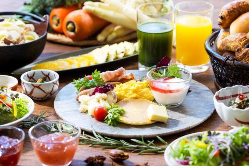 uma mesa com um prato de alimentos e bebidas em Yamagata Grand Hotel em Yamagata