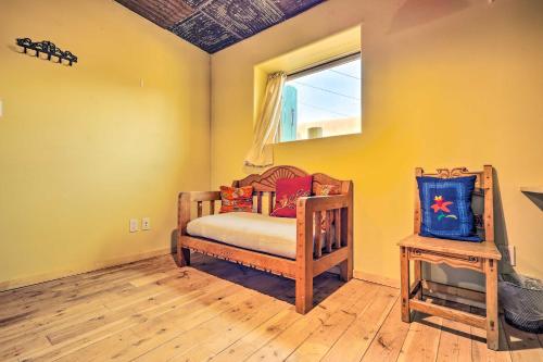 um quarto com uma cama, uma janela e uma mesa em Santa Cruz Vacation Rental with Free WiFi em Santa Cruz