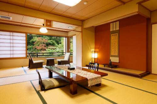 uma sala de estar com mesa e cadeiras em Nikko Hoshino Yado em Nikko