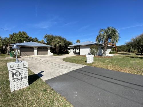 una casa senza parcheggio davanti a un vialetto di 10 TYLER - 4-Bedroom Home home a Jekyll Island