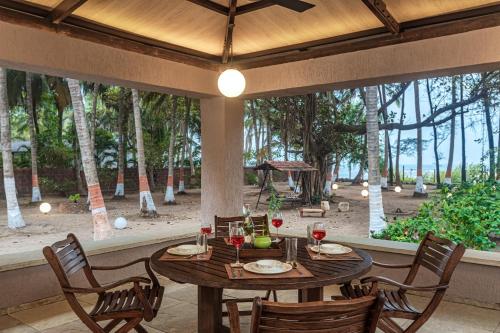 Κήπος έξω από το SaffronStays Bay Watch, Palghar - beachfront pool villa at Kelwa Beach