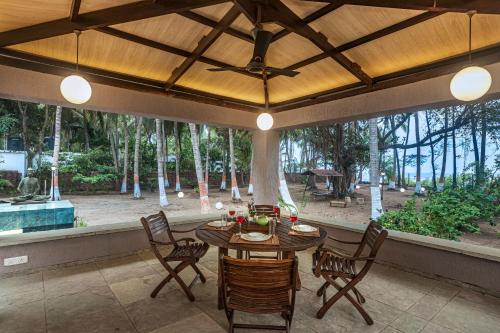 Κήπος έξω από το SaffronStays Bay Watch, Palghar - beachfront pool villa at Kelwa Beach