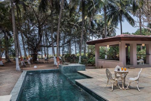 Πισίνα στο ή κοντά στο SaffronStays Bay Watch, Palghar - beachfront pool villa at Kelwa Beach
