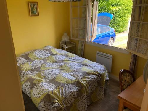 1 dormitorio con 1 cama y ventana con coche en Maison St Florent en Saint-Florent-le-Jeune