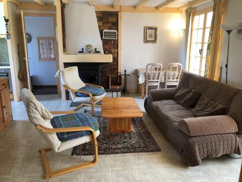 un salon avec un canapé, des chaises et une table dans l'établissement Maison St Florent, à Saint-Florent-le-Jeune