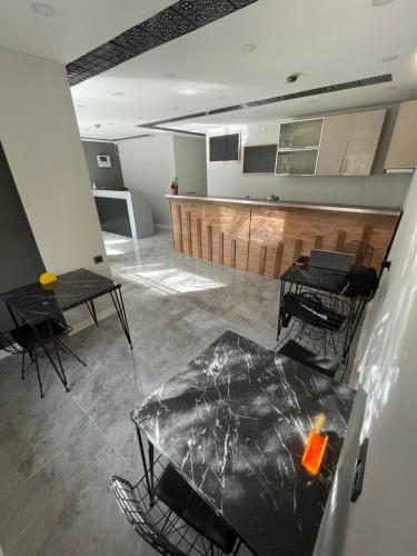 Habitación con mesa, sillas y cocina. en BADU BOUTİQUE HOTEL en Karşıyaka