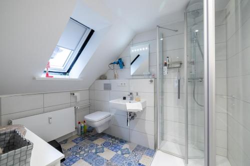 uma casa de banho com um chuveiro, um WC e um lavatório. em Töwerland Ferienwohnung Töwerland 2 em Oevenum