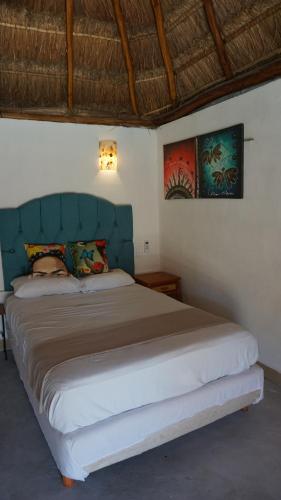 a bedroom with a large bed in a room at Casa Frida in Chelem