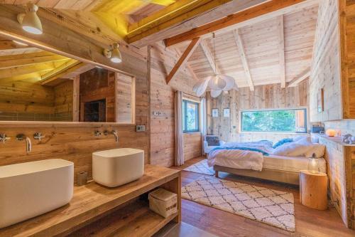 Phòng tắm tại Chalet ORION Serre-chevalier piscine cinéma