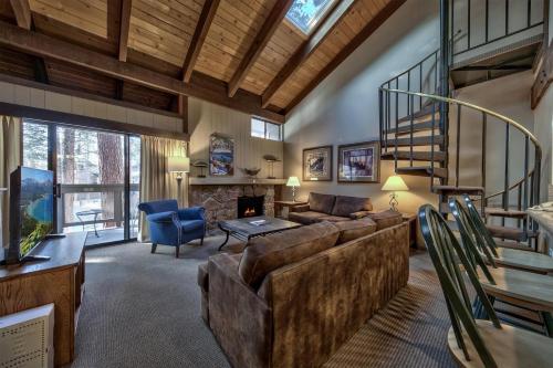 sala de estar con sofá y chimenea en Amazing Condo With Loft - Lakeland Village Resort At Heaven Condo en South Lake Tahoe