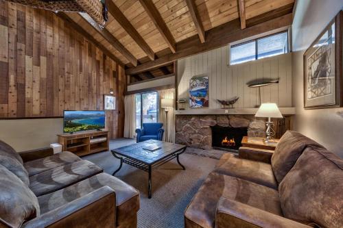 sala de estar con sofá y chimenea en Amazing Condo With Loft - Lakeland Village Resort At Heaven Condo en South Lake Tahoe