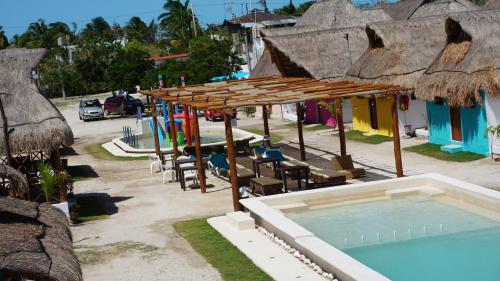 an outdoor swimming pool with chairs and umbrellas at Casa Frida in Chelem