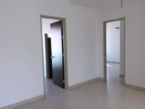 una fila di tre porte in una stanza di TBA by ICRE a Malacca