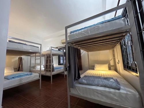 萬榮的住宿－Vang Vieng Backpackers Hostel，一间设有两张双层床的客房