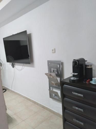 vestidor con TV de pantalla plana en la pared en Farber Couple house, en Nahariyya