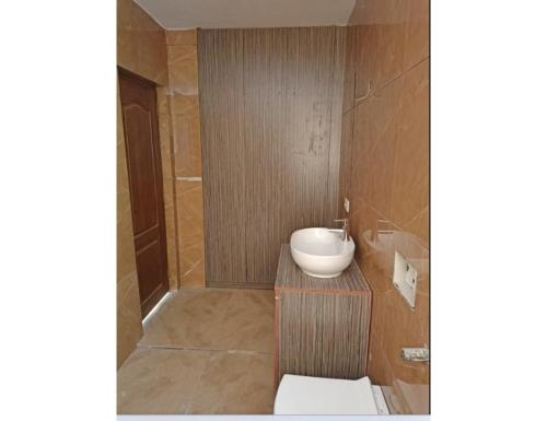 łazienka z toaletą i umywalką w obiekcie Hotel Moody Moon, Bareilly w mieście Bareli
