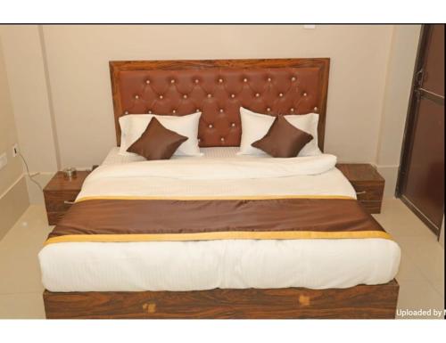 Кровать или кровати в номере Hotel Moody Moon, Bareilly