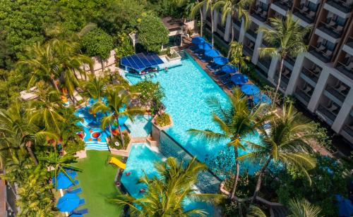 una vista aérea de una piscina en un complejo en Novotel Phuket Kata Avista Resort and Spa, en Kata Beach