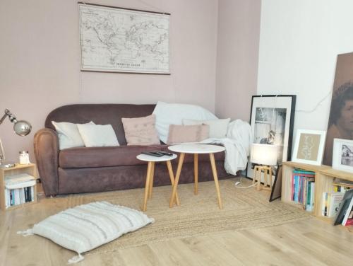 sala de estar con sofá y 2 mesas en Appartement cosy proche mer, en La Seyne-sur-Mer