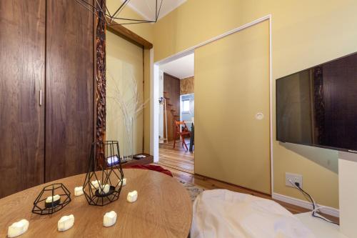 Una televisión o centro de entretenimiento en Cozy House
