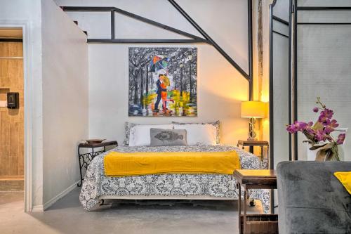 En eller flere senger på et rom på Ideally Located Vacation Rental Studio in Laredo!