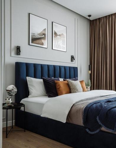 um quarto com uma cama grande e uma cabeceira azul em Modern homstay em Kelebang Besar