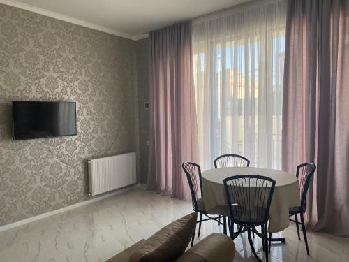 Μια τηλεόραση ή/και κέντρο ψυχαγωγίας στο Cozy House Tbilisi