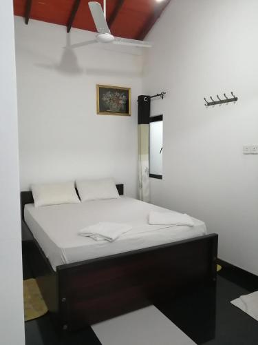 Una cama o camas en una habitación de Ibis