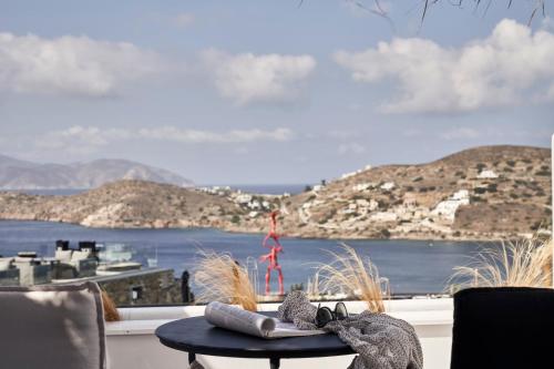 a table with two stuffed animals on top of a balcony at Liostasi in Ios Chora