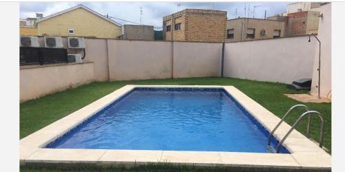 ein großer Pool auf dem Hinterhof eines Hauses in der Unterkunft Apartamento en el Corazon del Delta in Sant Jaume d’Enveja