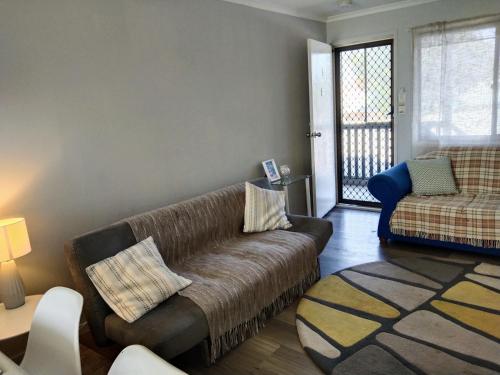 Posezení v ubytování Bargara Beach Motor Inn budget accommodation pet friendly on application